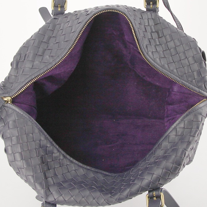 Sac à main Bottega Veneta en cuir intrecciato violet - Detail D2
