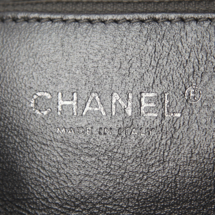 Chanel Timeless handbag in brown quilted grained leather - Detail D3