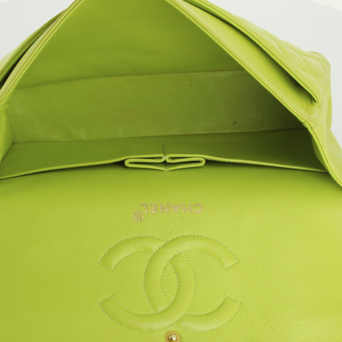 Sac à main Chanel Timeless en cuir matelassé jaune Lime - Detail D3