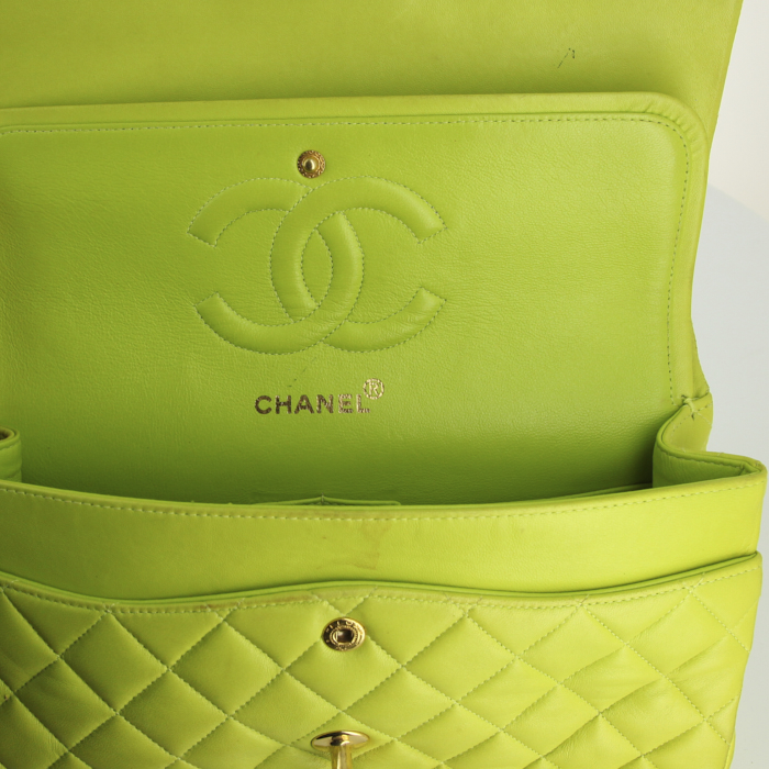 Bolso de mano Chanel Timeless en cuero acolchado amarillo Lime - Detail D4