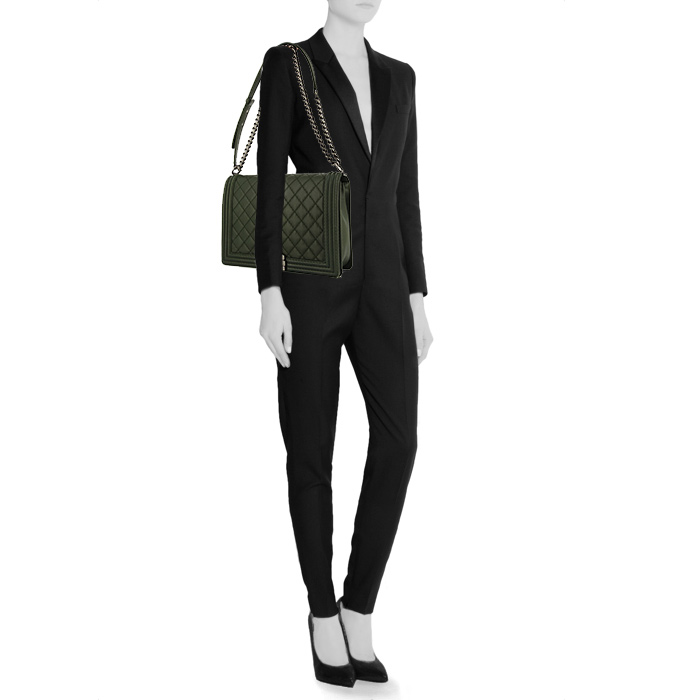 Sac bandoulière Chanel Boy grand modèle en cuir matelassé vert-kaki - Detail D1