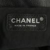 Sac cabas Chanel Grand Shopping en cuir vernis noir et cuir matelassé noir - Detail D3 thumbnail