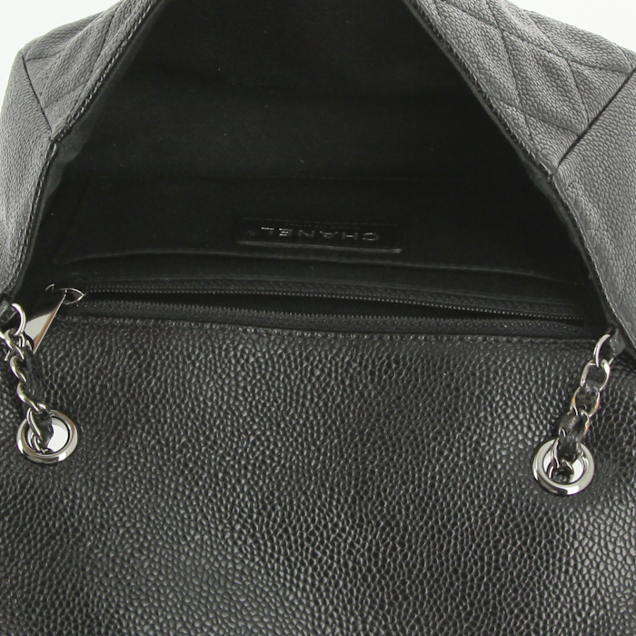 Sac bandoulière Chanel Mini Timeless en cuir grainé matelassé noir - Detail D3