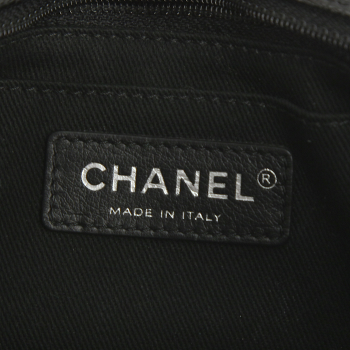 Chanel Mini Timeless shoulder bag in black quilted grained leather - Detail D4