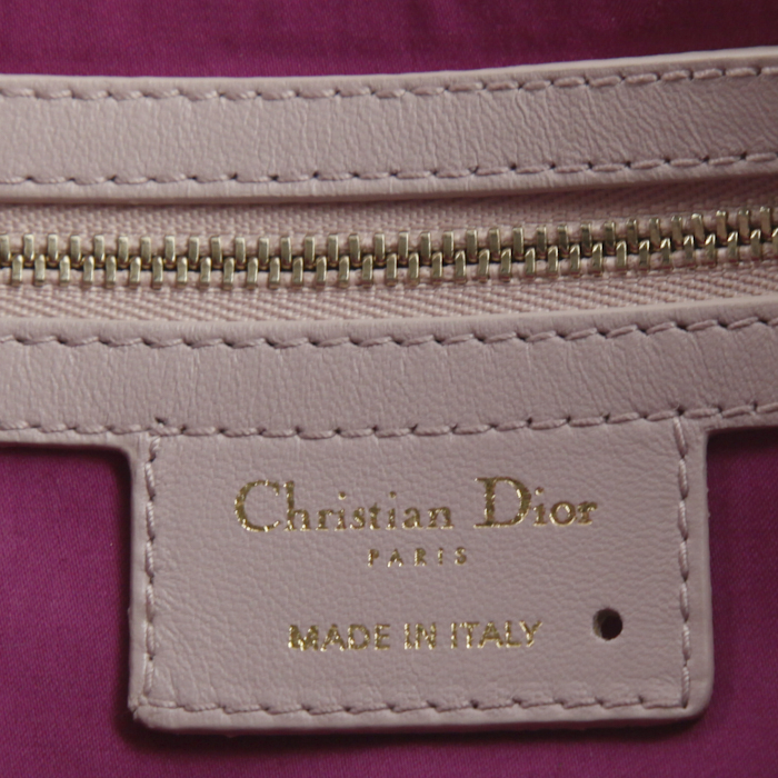 Sac à main Dior en cuir matelassé rose-poudre - Detail D4