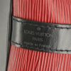 Sac à main Louis Vuitton petit Noé petit modèle en cuir épi rouge et noir - Detail D3 thumbnail