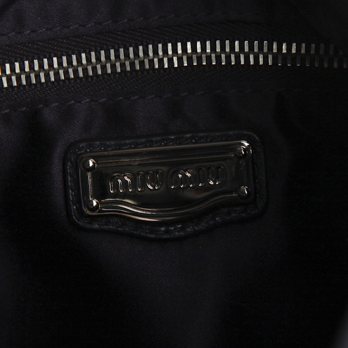 Sac à main Miu Miu en cuir Coffer bleu-marine - Detail D4