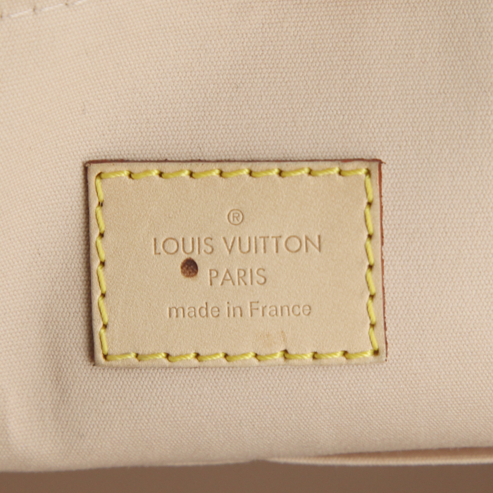 Sac à main Louis Vuitton Alma moyen modèle en cuir vernis rose-poudre - Detail D3