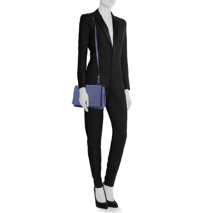 Bolso bandolera Louis Vuitton Lockme II BB en cuero azul - Detail D2