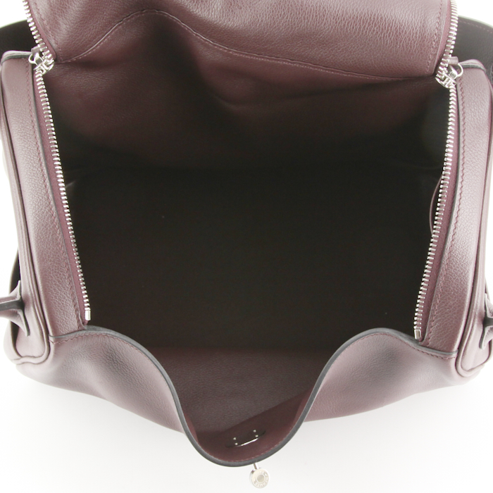 Sac à main Hermes Lindy 34 en cuir Swift aubergine - Detail D3