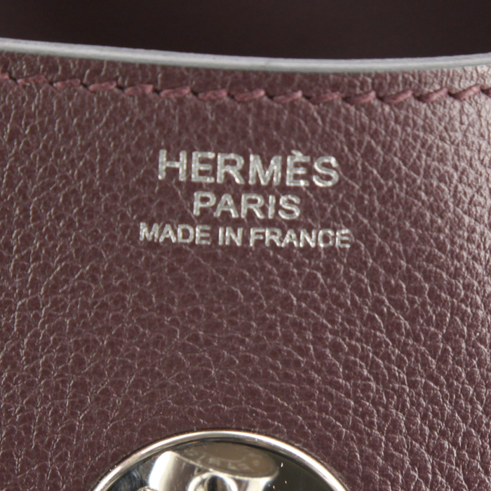 Sac à main Hermes Lindy 34 en cuir Swift aubergine - Detail D4