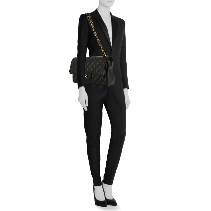 Sac à main Chanel Timeless jumbo en cuir grainé matelassé noir - Detail D1