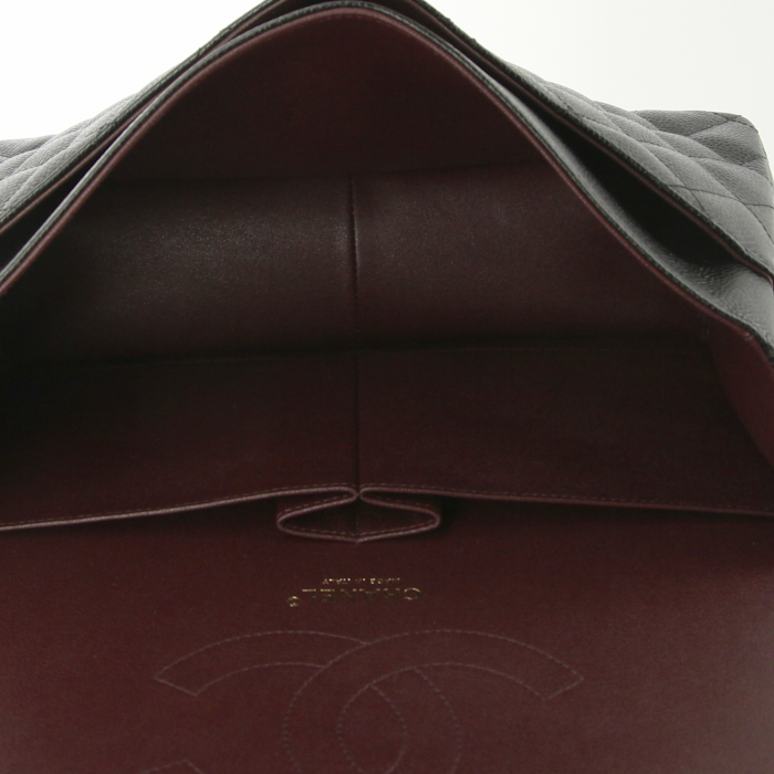 Sac à main Chanel Timeless jumbo en cuir grainé matelassé noir - Detail D3