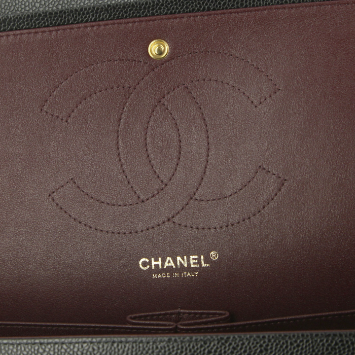 Sac à main Chanel Timeless jumbo en cuir grainé matelassé noir - Detail D4