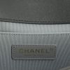 Borsa a tracolla Chanel Boy in pelle trapuntata nera con motivo a spina di pesce - Detail D4 thumbnail