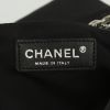 Sac bandoulière Chanel Baguette en toile matelassée noire et blanche - Detail D5 thumbnail