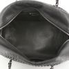 Bolso de mano Chanel en cuero granulado negro - Detail D2 thumbnail