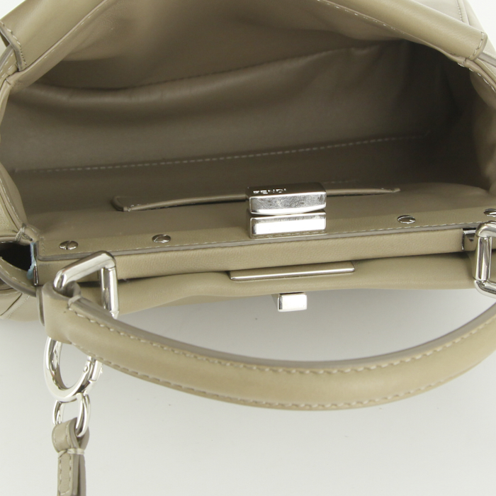 Borsa a tracolla Fendi Mini Peekaboo in pelle grigio tortora - Detail D3