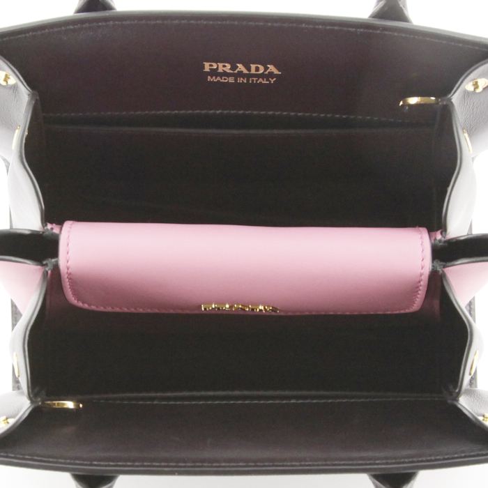 Prada Bibliothèque shoulder bag in black and pink bicolor leather - Detail D3