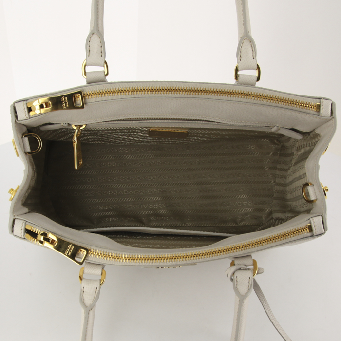 Bolso de mano Prada Galleria modelo mediano en cuero saffiano blanquecino - Detail D3