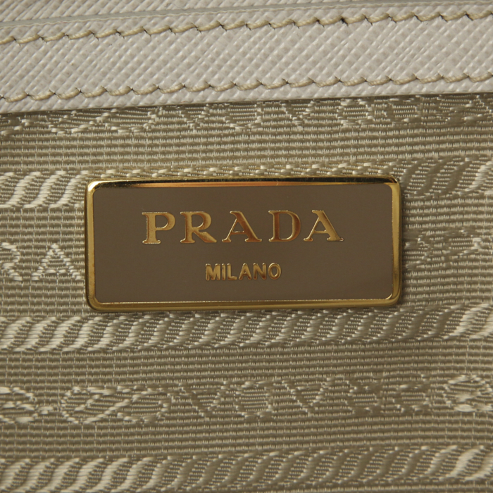 Bolso de mano Prada Galleria modelo mediano en cuero saffiano blanquecino - Detail D4