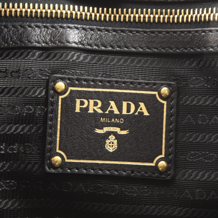 Sac à main Prada en cuir grainé noir - Detail D3