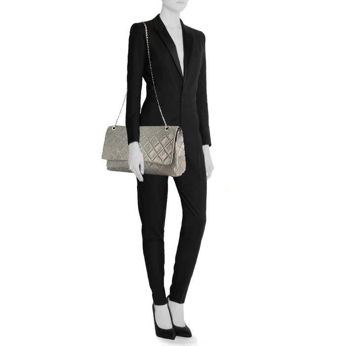 Sac bandoulière Chanel 2.55 en cuir matelassé gris - Detail D2