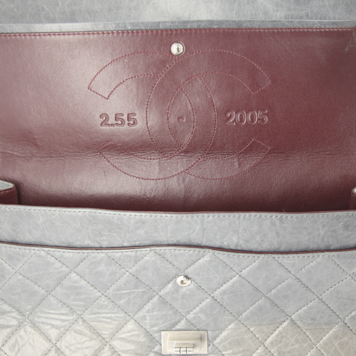Bolso bandolera Chanel 2.55 en cuero acolchado gris - Detail D5
