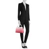 Borsa a tracolla Louis Vuitton Capucines modello piccolo in pelle martellata rosa e bianca - Detail D2 thumbnail