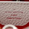 Borsa a tracolla Louis Vuitton Capucines modello piccolo in pelle martellata rosa e bianca - Detail D4 thumbnail