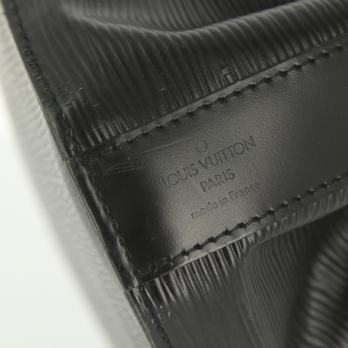 Sac à main Louis Vuitton en cuir épi noir - Detail D3