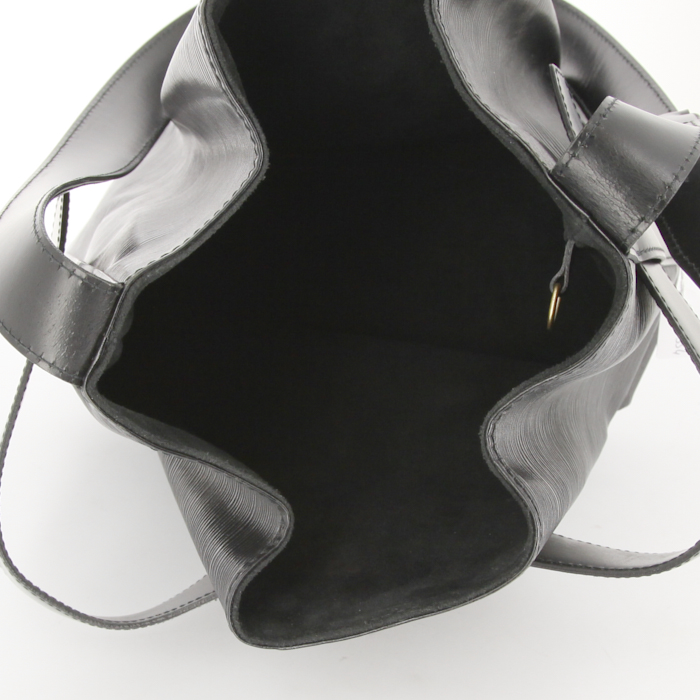 Sac à main Louis Vuitton en cuir épi noir - Detail D2