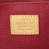 Bolso de mano Louis Vuitton Roxbury en charol Monogram rojo y cuero natural - Detail D4 thumbnail