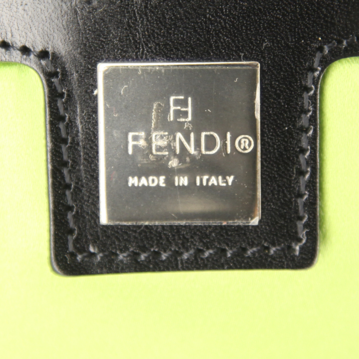 Bolso de mano Fendi Baguette en tela negra, rosa y verde y cuero negro - Detail D3