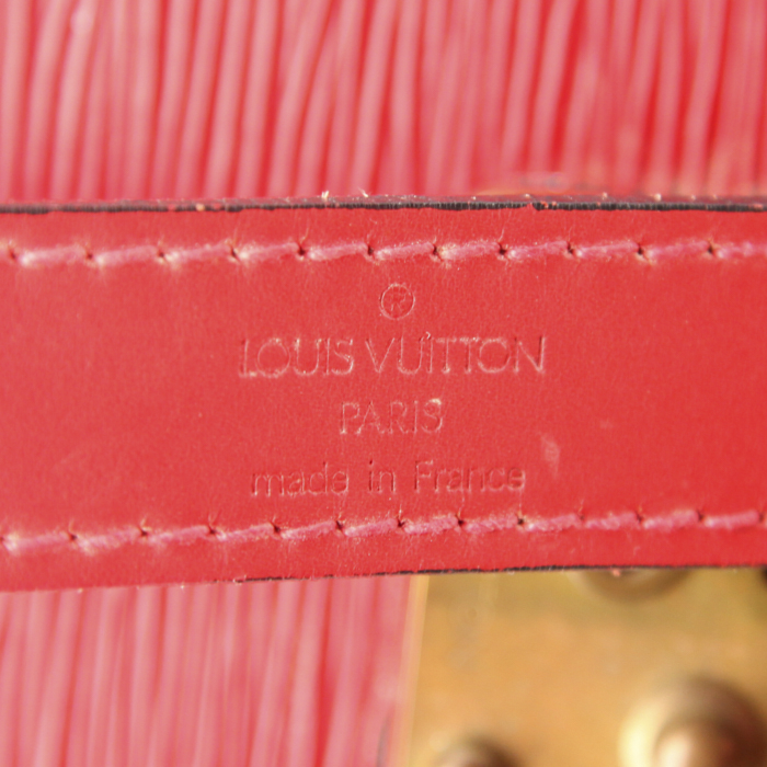 Sombrerera Louis Vuitton en cuero Epi rojo - Detail D3