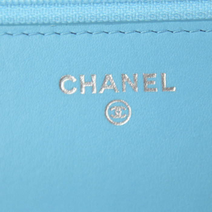 Sac bandoulière Chanel Wallet on Chain en cuir turquoise - Detail D3