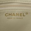 Bolso de mano Chanel Medaillon - Bag en cuero granulado acolchado beige - Detail D3 thumbnail