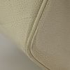 Bolso de mano Chanel Medaillon - Bag en cuero granulado acolchado beige - Detail D4 thumbnail