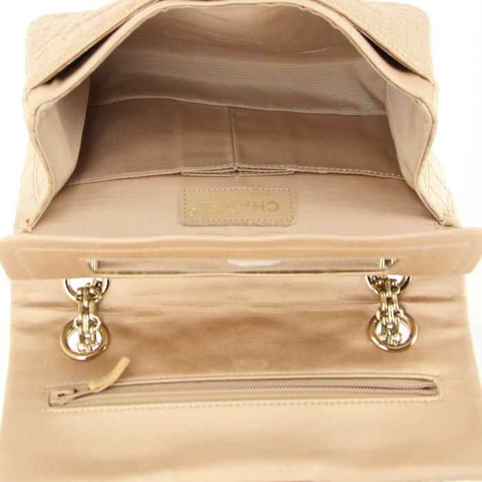 Bolso bandolera Chanel Mini 2.55 en satén beige rosado - Detail D3