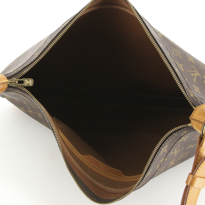 Bolso de mano Louis Vuitton Boulogne en lona Monogram revestida y cuero natural - Detail D2