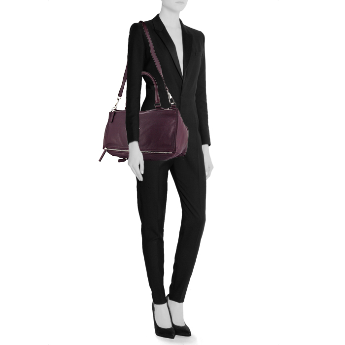 Givenchy Pandora shoulder bag in purple Raisin grained leather - Detail D1
