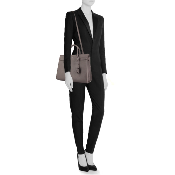 Bolso de mano Saint Laurent Sac de jour modelo grande en cuero granulado gris - Detail D1