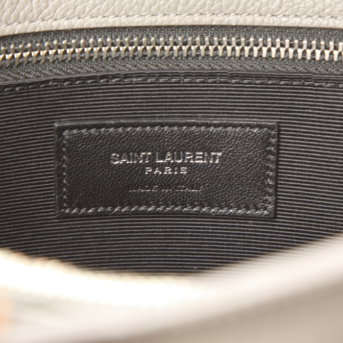 Bolso de mano Saint Laurent Sac de jour modelo grande en cuero granulado gris - Detail D4