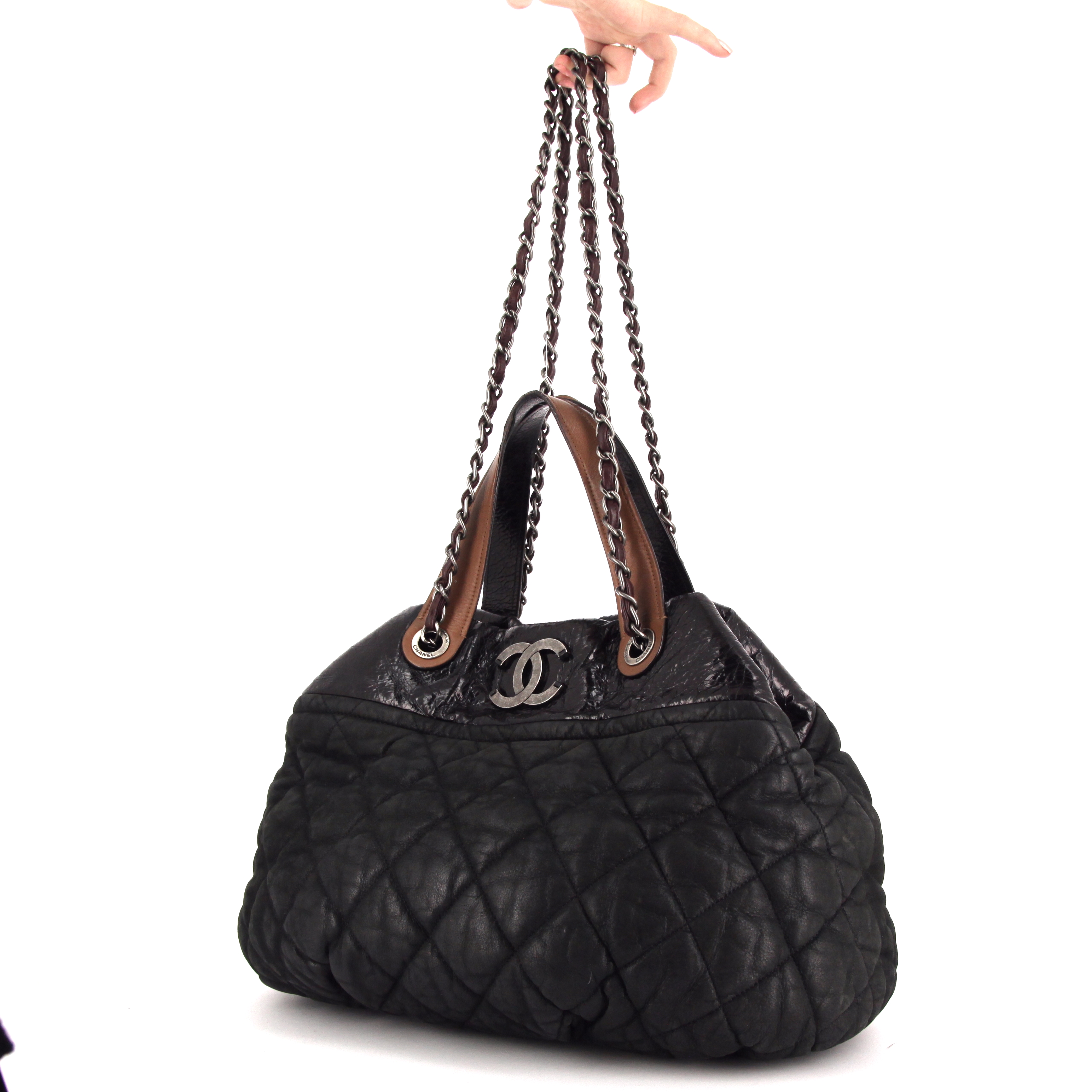 Chanel Portobello shopping bag in black, brown and burgundy quilted leather - Detail D2