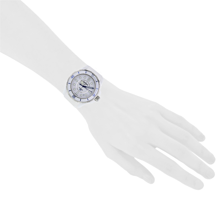 Chanel J12 watch in white ceramic - Detail D1