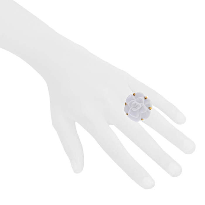 Bague Chanel Camelia grand modèle en or jaune et céramique blanche - Detail D1