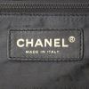 Sac à main Chanel Timeless jumbo en cuir grainé matelassé noir - Detail D3 thumbnail