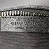 Bolsito de mano Givenchy Antigona en cuero granulado negro - Detail D3 thumbnail