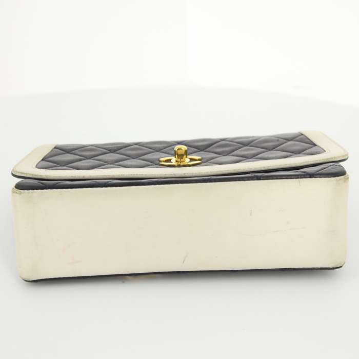 Sac bandoulière Chanel Vintage en cuir matelassé bleu-marine et blanc - Detail D5