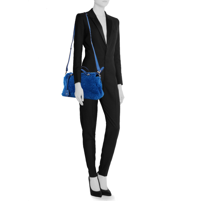 Fendi By the way shoulder bag in blue skin-out fur and blue leather - Detail D1